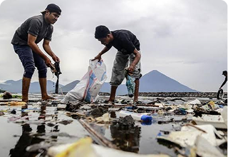 Warga membuang sampah ke tempat yang sesuai