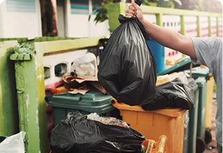 Kegiatan membersihkan dan mengolah sampah