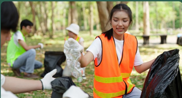 Relawan penggerak sedang memilah sampah